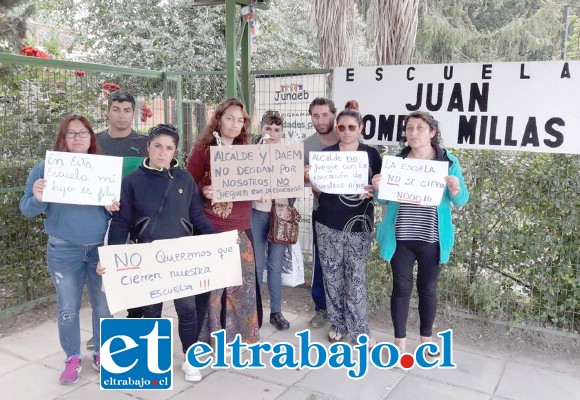 Un grupo de apoderados protestó en el frontis del colegio cuando se supo la noticia del cierre la semana pasada. Un grupo de apoderados protestó en el frontis del colegio cuando se supo la noticia del cierre la semana pasada.