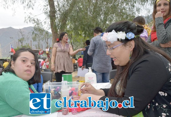REGALONEADA.- Esta damita recibió un trato de Reina, pues hubo para ella mil atenciones y regalos especiales.