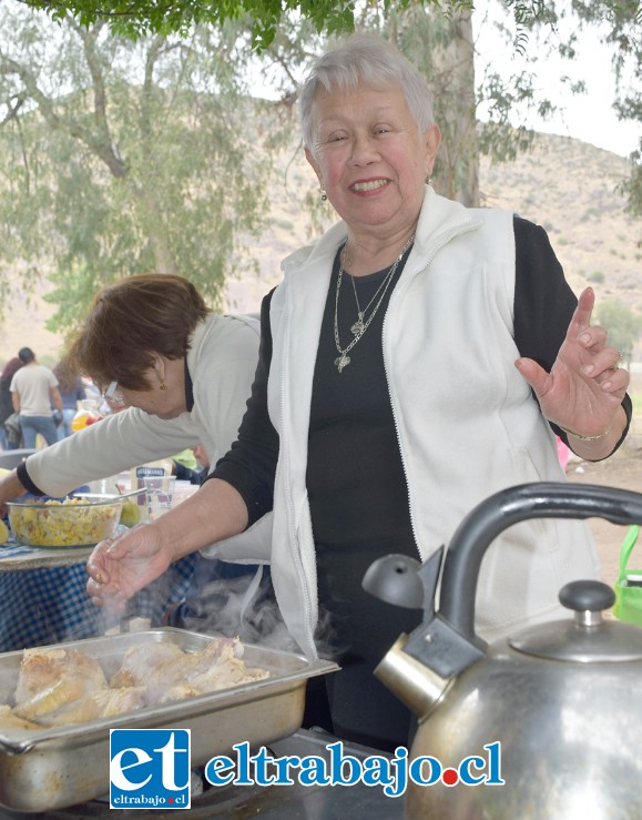 MUCHO SABOR.- Esta señora se encargó de preparar el mejor pollo frito para el grupo familiar que tuvo a su cargo.