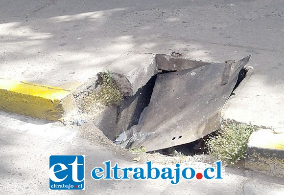 Este es el desperfecto que hay en la intersección de Calle Coimas con Santo Domingo en San Felipe.