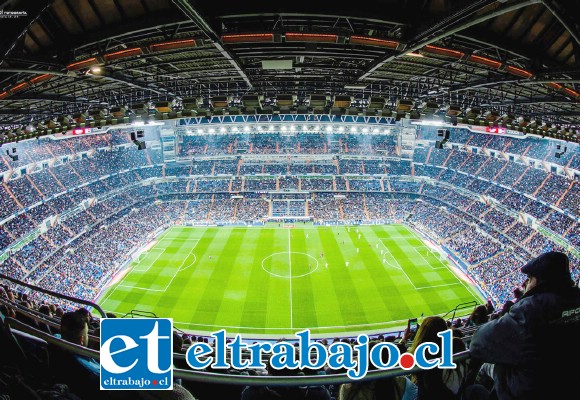 El Estadio Santiago Bernabéu es propiedad del Real Madrid, situado en pleno Paseo de la Castellana, en el distrito de Chamartín de Madrid, España. Aquí llegará Ulises y su polola en diciembre, y tiene capacidad para 81.044 espectadores.