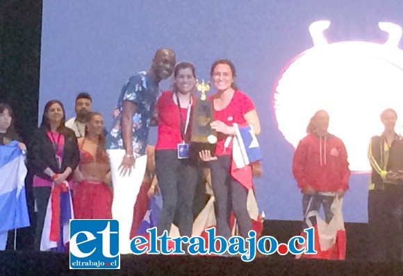 Recibiendo el premio de una las categorías.