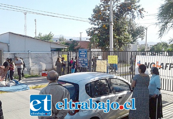 Desde muy temprano en la mañana, las personas que llegaban al Cesfam se iban enterando del paro.