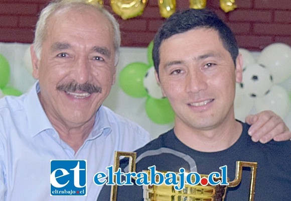 ÉL LA LLEVA.- Francisco Veas fue elegido como ‘El Mejor de los mejores’ 2017, por su gran compromiso con este club deportivo.