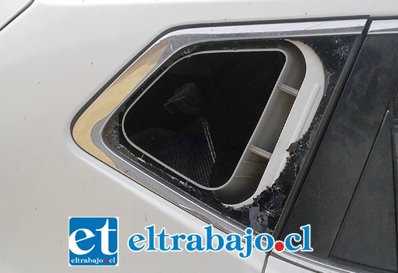 Este fue el vidrio que las personas debieron romper para acceder a subir los seguros.