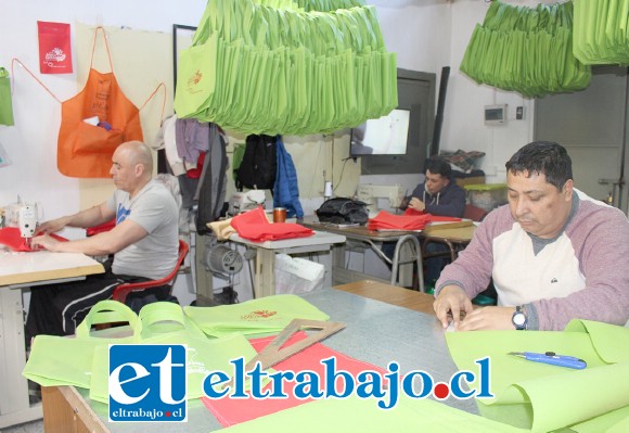 Seis internos del CCP de San Felipe trabajan de lunes a sábado en la confección de estas bolsas ecológicas.