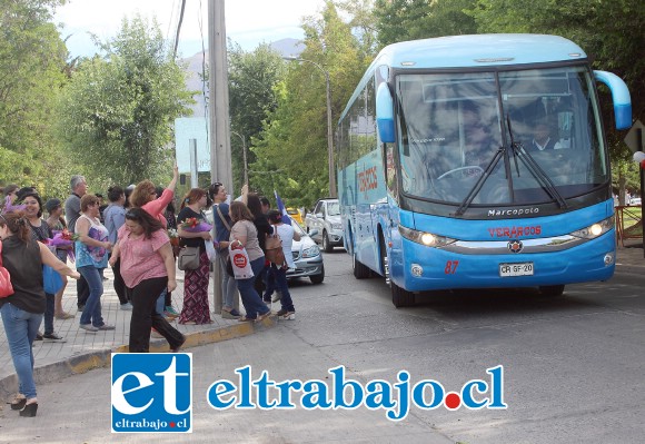 A su regreso a San Felipe, las chicas campeonas fueron recibidas en el terminal por orgullosos padres y apoderados.