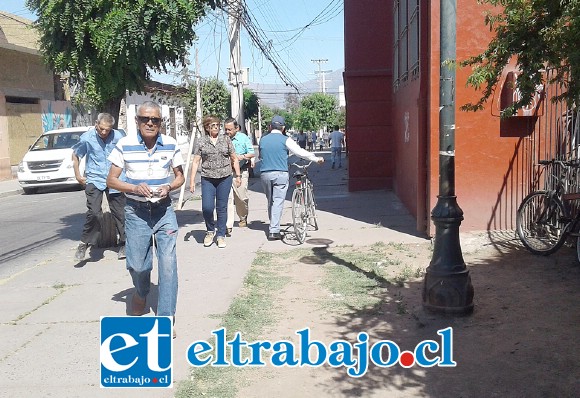 Personas llegando a votar.