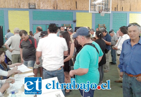 Personas esperando votar en el gimnasio del liceo de hombres de San Felipe.