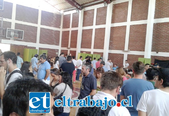 La imagen muestra la gran cantidad de personas que esperaba votar en el Colegio Portaliano.