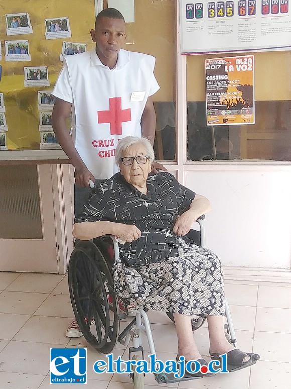 Ricardo Florian, ciudadano haitiano de 26 años, residente en San Felipe, voluntario de la Cruz Roja, asistió a adultos mayores con movilidad reducida a desplazarse a sus mesas de votación durante toda la jornada.