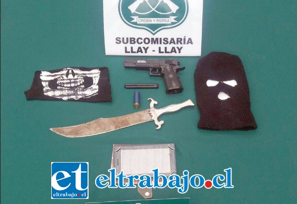 Carabineros incautó las armas y un pasamontañas utilizado por los sujetos, logrando recuperar una Tablet de propiedad de las víctimas.