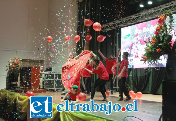 Un verdadero espectáculo constituyó el ‘Festivalense’, certamen musical en lengua de señas único en Chile y que además incorporó un sistema de votación del público a través de una aplicación para celulares.