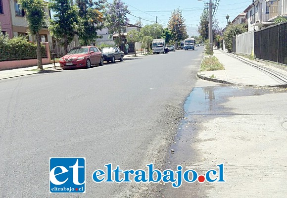 Carpeteo de asfalto de avenida Tocornal, cubrió los lomos de toro y algunas tapas de las cámaras de inspección de Esval.