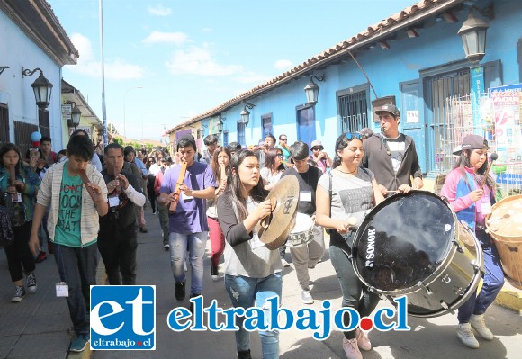 Una colorida y sonora Caravana se desplazó por Calle Comercio de Putaendo, en el inicio del ‘VII Encuentro Binacional de Orquestas Latinoamericanas’.