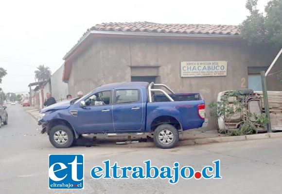 La vista panorámica muestra ambos vehículos involucrados en el violento accidente de tránsito.