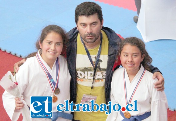 TRÍO DINAMITA.- Aquí vemos a la Campeona Amelie Contreras, la nueva dueña de la categoría 10-11 años, el entrenador Daniel Arias y Alicia Giménez, cuarto lugar, ellas son de la categoría 10 y 11 años.