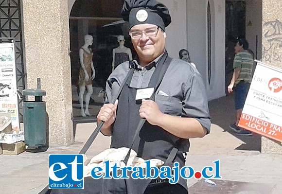 Fredy Pérez Pacheco, en Calle Prat como todos los días ofreciendo al público sus sándwich gourmet a mil pesos.