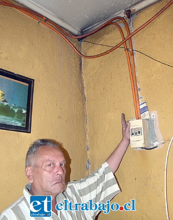 CABLES ENTUBADOS.- Los cables, todos, están entubados, lo que sugiere que el fuego no se habría generado por corte eléctrico.