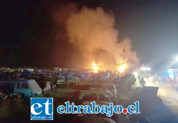 El incendio provocó millonarias pérdidas en Chatarras El Almendral, debiendo concurrir un gran contingente de Bomberos para controlar el siniestro.
