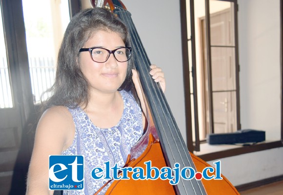 JUVENTUD CON TALENTO.- La joven Ivett Bravo, de 16 años de edad, es otra de las sanfelipeñas que están disfrutando de esas clases de música.