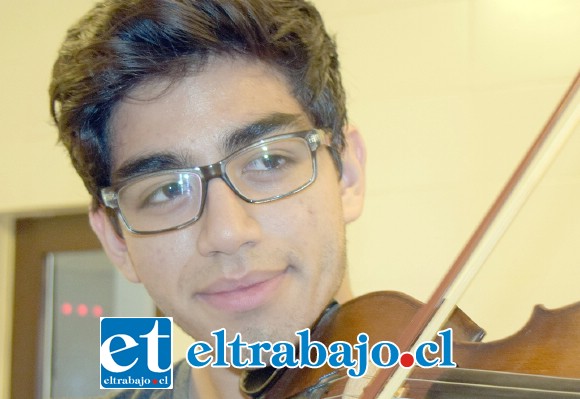 Diego Carrasco, 17 años: «Soy violinista. Toco cuatro instrumentos de música, creo que es una maravilla que los niños y jóvenes podamos acceder a educación musical de manera gratuita».