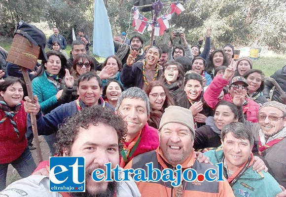 FELIZ CUMPLEAÑOS.- Ellos son parte de la gran familia Scouts de dirigentes en el Valle de Aconcagua.