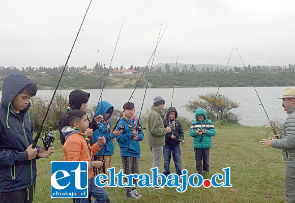 CLASES DE PESCA.- Ya en el campo, los Scouts desde muy chicos aprenden a valerse por sí mismos.