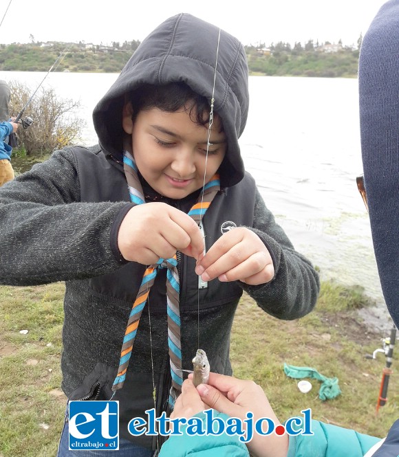 ÉL LO HIZO.- Joaquín Aguilera, de San Felipe, estaba muy contento con su primer pez.