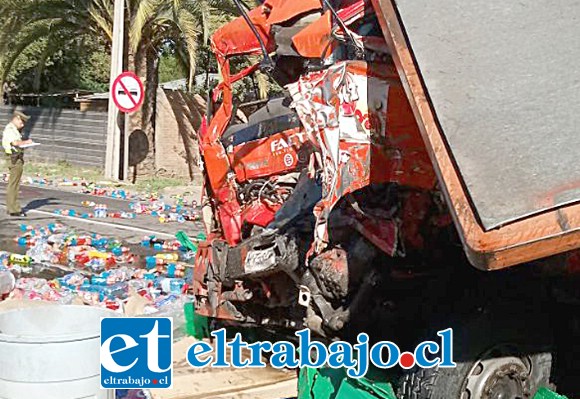 Solo fierros y latas retorcidas quedaron de la cabina del camión debido a la violencia del impacto.