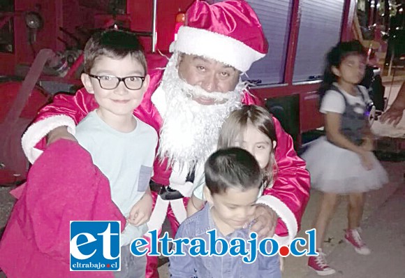 Viejito Pascuero compartió dulces, sonrisas y más de una fotografía en el cuartel de la Tercera Compañía.