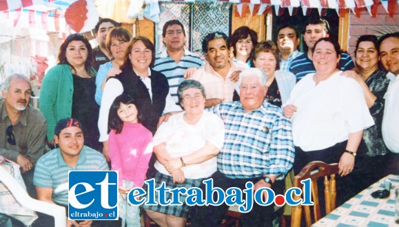 UNA GRAN FAMILIA.- Aquí vemos a parte de la gran familia Fernández Miranda, posando con los regalones de nuestra historia.