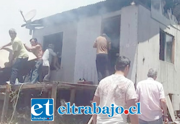 TRISTE FIN DE AÑO.- Así fue atendido por los vecinos de doña Katherine el incendio, no hubo tiempo ni recurso hídrico para enfrentarlo a tiempo.