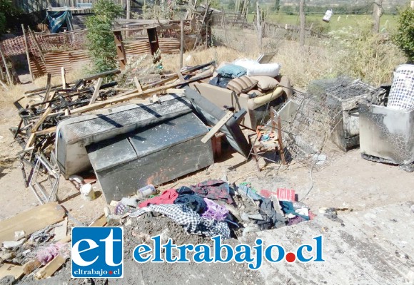 SIN NADA.- Escombros y cenizas es lo que queda de las pertenencias de esta familia de Calle San José, en Santa María.