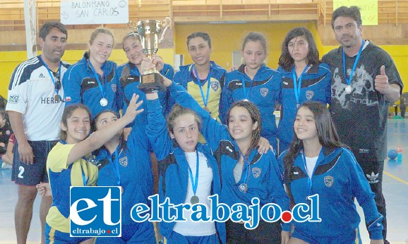CASTA DE CAMPEONAS.- Así celebraron nuestras aguerridas deportistas en Alto Hospicio tras recibir la Copa de Subcampeonas nacionales del Hándbol en su categoría.