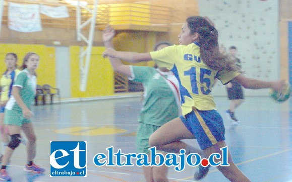 EN PLENA ACCIÓN.- Así lució la potentísima jugadora María José Córdoba Ubilla, extremo izquierdo del equipo sanfelipeño.