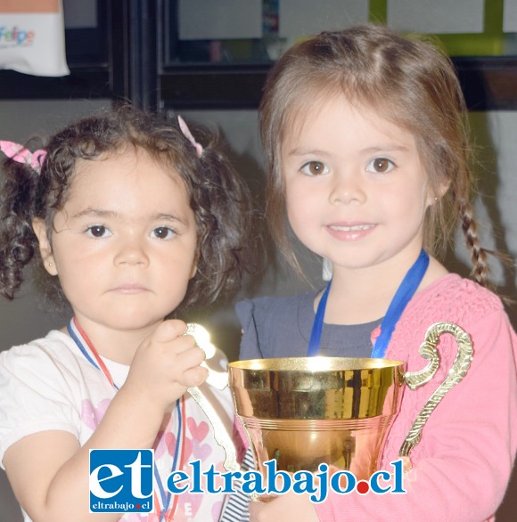 LA HINCHADA.- Estas pequeñitas son las hinchas más fieles del equipo, y quienes pronto jugarán en el mismo, Colomba Ulloa y Gabriela Serrano.