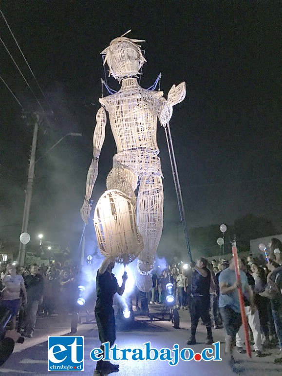 COLOSAL MARIONETA.- Aquí tenemos a Liedo, el gigante de mimbre que este sábado nos compartió su historia en Michimalongo.