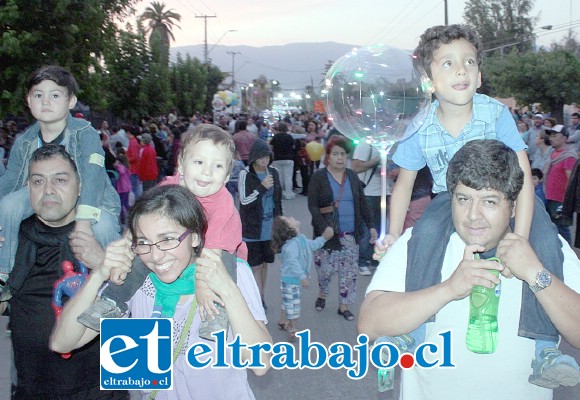 MAGIA EN FAMILIA.- Familias enteras salieron a disfrutar de este gran espectáculo europeo, Gerardo, Eli, Raúl, Cristóbal y Joaquín, esperaron durante horas para ver a Liedo. MAGIA EN FAMILIA.- Familias enteras salieron a disfrutar de este gran espectáculo europeo, Gerardo, Eli, Raúl, Cristóbal y Joaquín, esperaron durante horas para ver a Liedo.