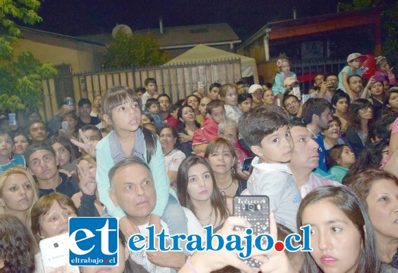 MULTITUDINARIA.- De todas partes del Valle de Aconcagua llegaron personas para ver y fotografiar a la gran marioneta de mimbre.