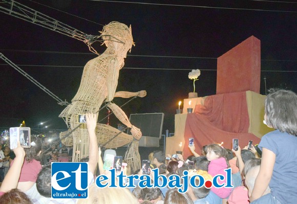 EN SU TUMBA.- Al final del recorrido, Liedo ofrendó en la tumba de su madre una rosa, pues ella murió cuando vivía en el Exilio.