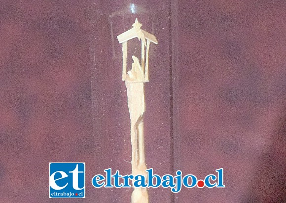 DIMINUTO.- Aquí tenemos quizás el pesebre más chico del mundo, está creado sobre un palo de fósforo.
