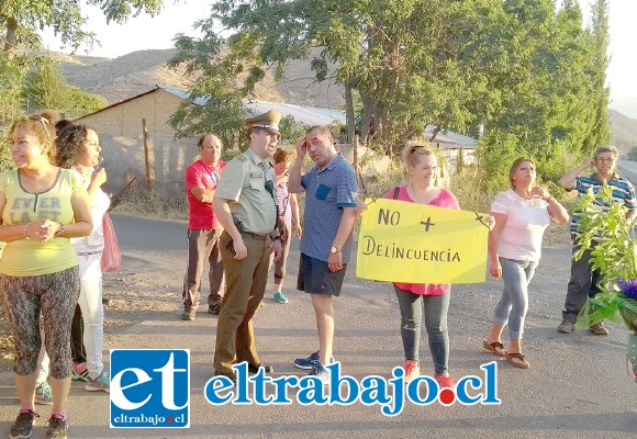 PACÍFICAMENTE.- Carabineros brindó seguridad a los vecinos durante el acto de protesta, el que se desarrolló sin violencia.