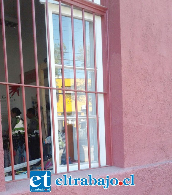 Por esta ventana ingresó él los delincuentes que robaron especies desde la tienda.
