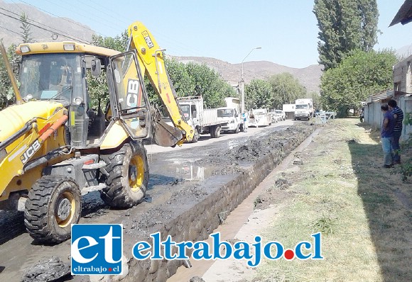 Personal de la Municipalidad de San Felipe con una retroexcavadora tuvo que limpiar el canal.
