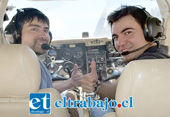 LOS PILOTAZOS.- Cristopher ‘Pantera’ De la Puente y Andrés Valenzuela, durante el vuelo sobre nuestra ciudad para hacer fotos para Diario El Trabajo.