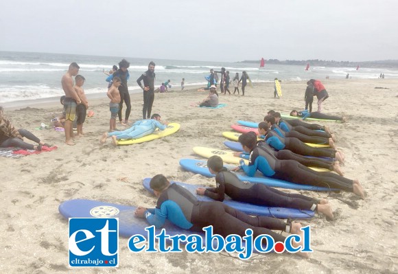 Gracias a la Fundación María de la Luz y Desafío Levantemos Chile, los niños del Hogar Pablo VI están desarrollando un taller en la Escuela de Surf ‘San Sebastián’ de Cartagena.