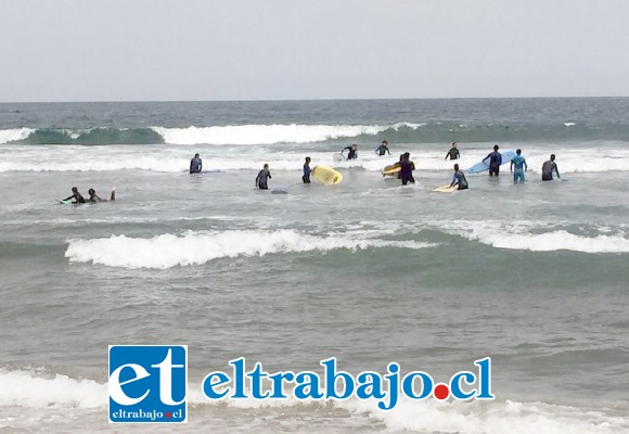 Lo aprendido en la arena se pone en práctica una vez en el agua, en una experiencia inolvidable para los menores.