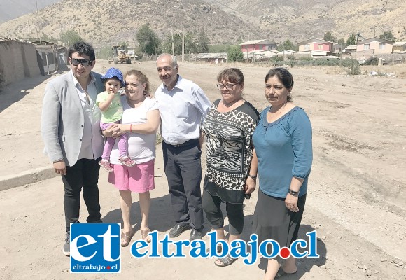 Vecinas del sector posan felices junto al alcalde Patricio Freire y el concejal Mario Villanueva. Es de esperar que la autoridad prohíba y sancione el paso de vehículos pesados por el lugar.
