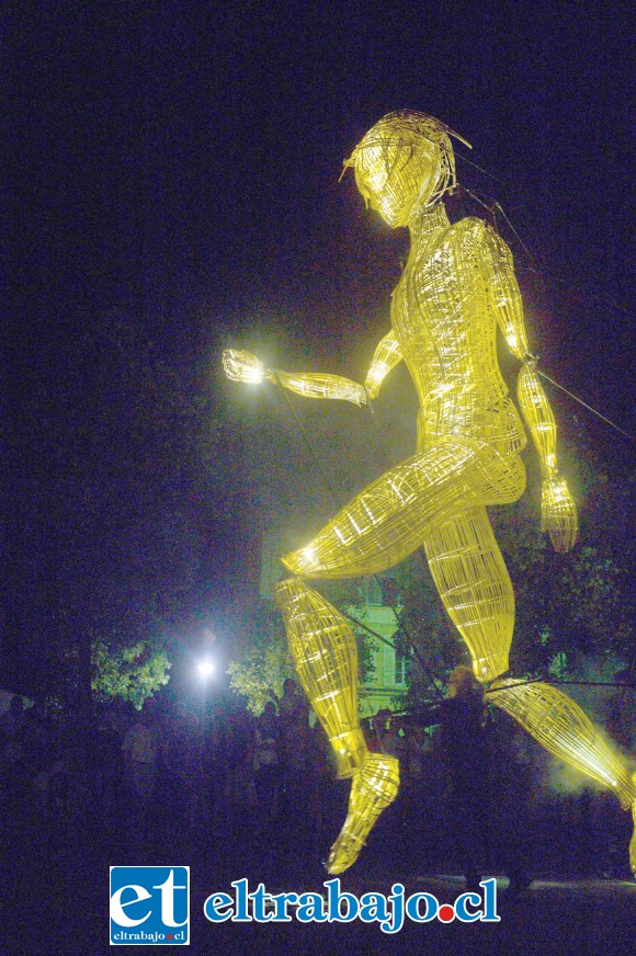 El Gigante Venus de más de 7 metros de altura promete ser todo un espectáculo nocturno que se presentará este sábado a las 21:00 horas en Avenida Michimalongo con Juan Mira Avello.